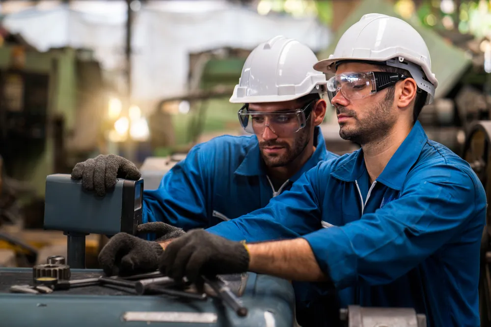 Trabajadores comprobando el funcionamiento de maquinaria